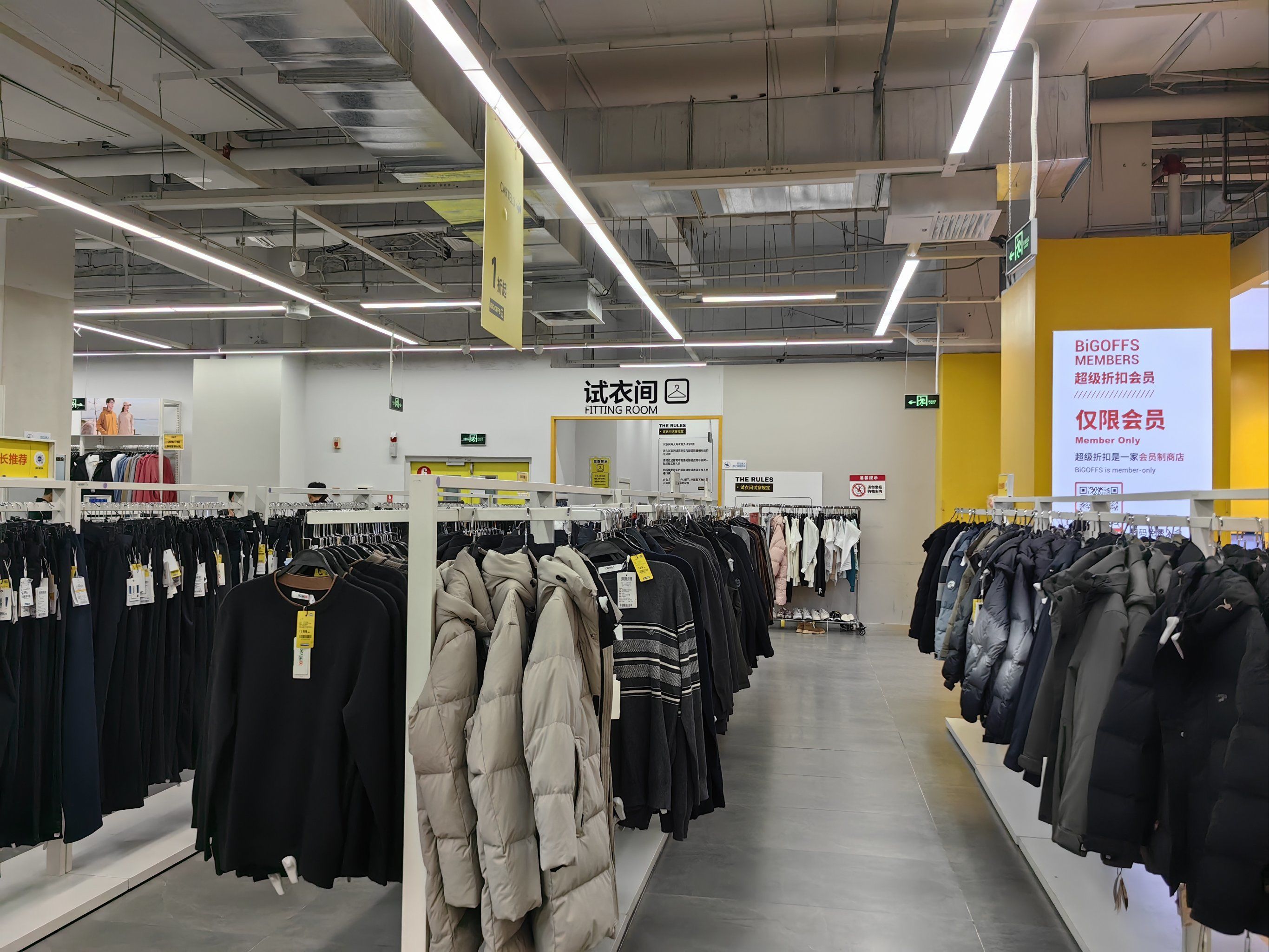 位于商场2楼,货品非常齐全,从服装到鞋帽
